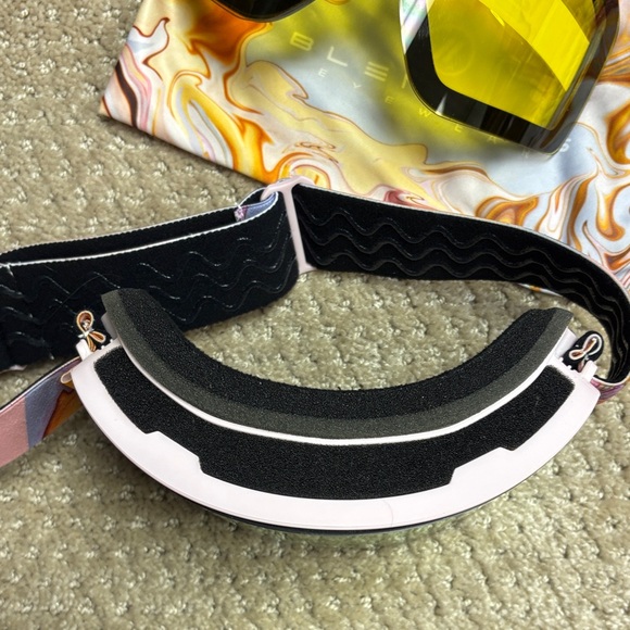 Blenders Eyewear Pink Marble Ski Snowboard Goggles - Picture 6 of 8